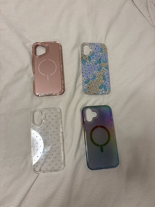 Set di quattro custodie per iPhone 16 Plus. 7€ ciascuna.
