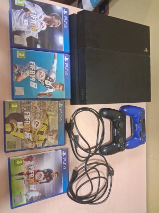 PS4 (PlayStation 4) + 4 Juegos FIFA