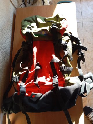 Mochila senderismo verde y naranja