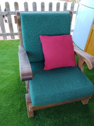 Sofá y sillones de tela y madera