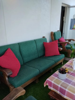 Sofá y sillones de tela y madera