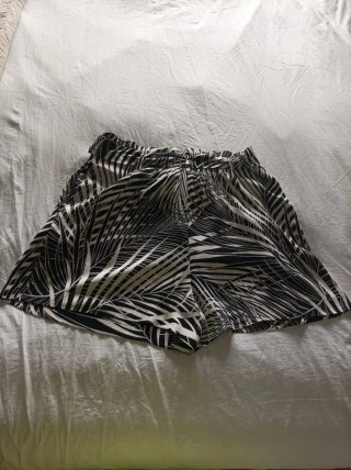 Pantalón corto estampado blanco y negro