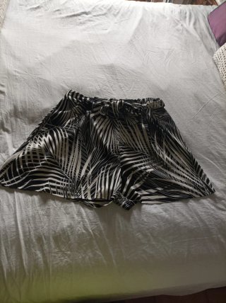 Pantalón corto estampado blanco y negro