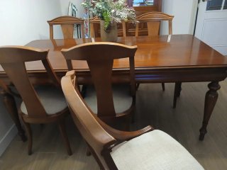 Mesa de comedor de madera y 6 sillas.