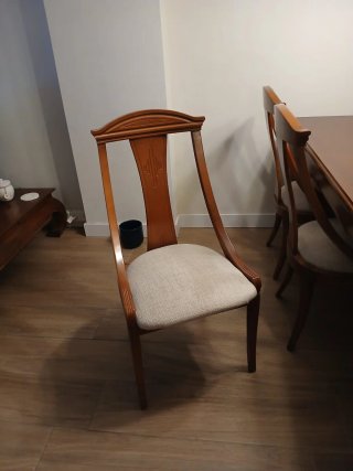 Mesa de comedor de madera y 6 sillas.