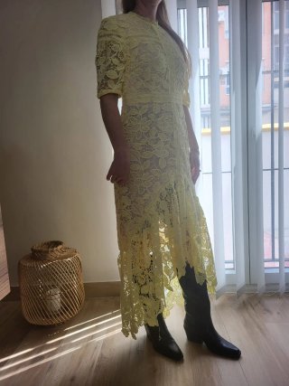 Vestido amarillo bordado
