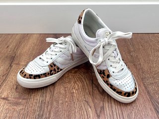 Zapatillas deportivas blancas y multicolor