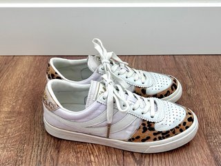 Zapatillas deportivas blancas y multicolor