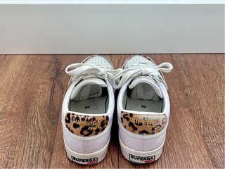 Zapatillas deportivas blancas y multicolor