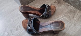 Ciabatte in legno con inserti in denim