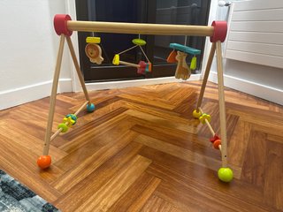 Gimnasio de bebé de madera con animales