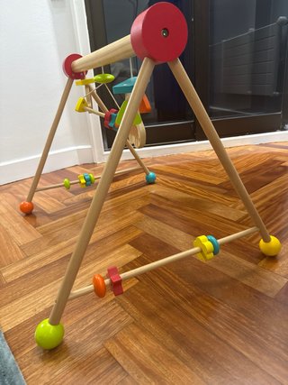 Gimnasio de bebé de madera con animales