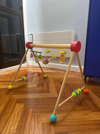Gimnasio de bebé de madera con animales