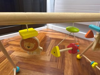 Gimnasio de bebé de madera con animales