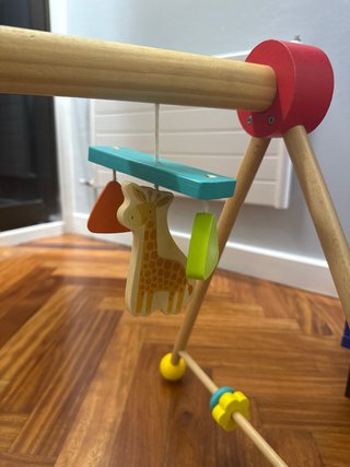 Gimnasio de bebé de madera con animales