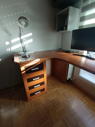Cama individual con escritorio y cajones