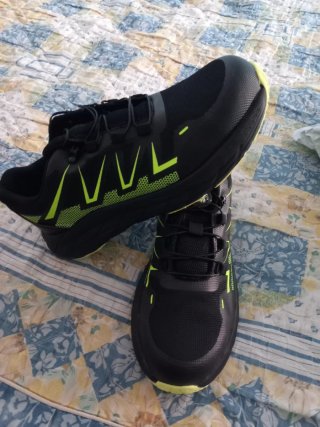 Zapatillas seguridad punta acero negras y verdes