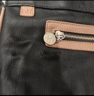 Bolso Bbest negro piel con detalles camel