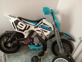 Moto de cross eléctrica infantil azul y blanca