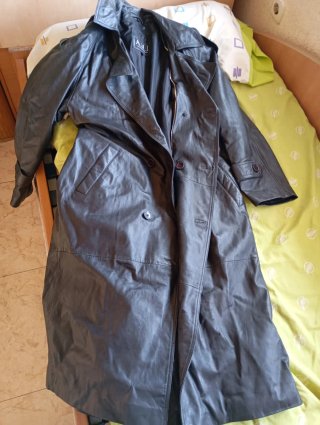Gabardina larga polipiel negra