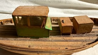 Maqueta de barco de madera detallada