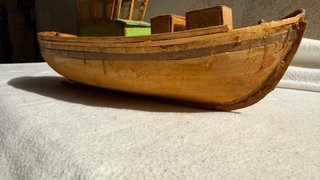 Maqueta de barco de madera detallada