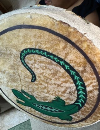 Tambor artesanal con diseño de lagarto