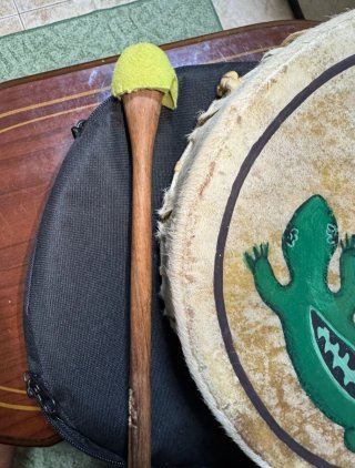 Tambor artesanal con diseño de lagarto