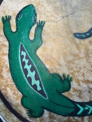 Tambor artesanal con diseño de lagarto