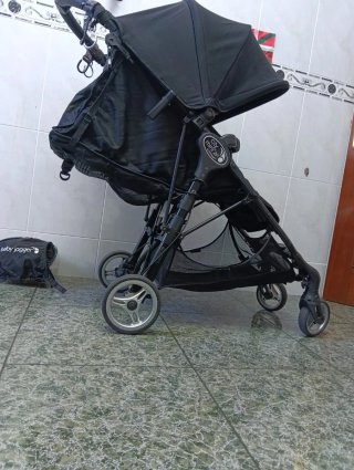 Carrito de bebé y colchoneta más saco de invierno