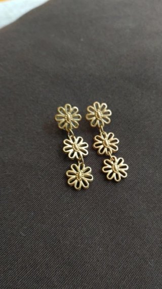 Pendientes largos dorados con flores