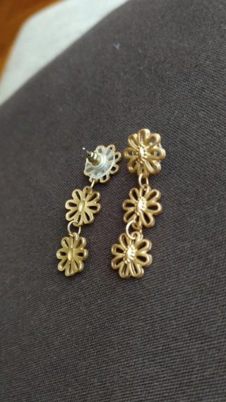 Pendientes largos dorados con flores