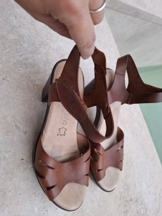 Sandalias tacón cuero marrón