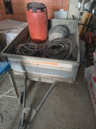 Remolque galvanizado con bidón y cubos