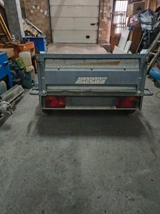 Remolque galvanizado con basculante