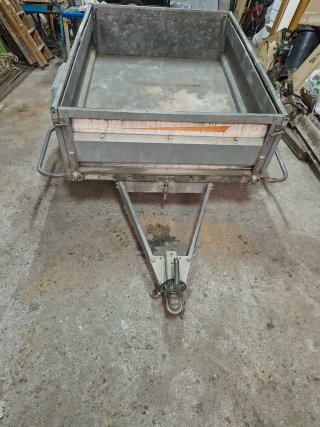 Remolque galvanizado con basculante