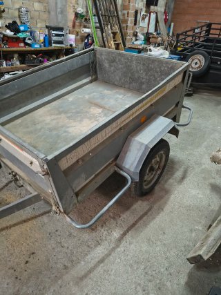 Remolque galvanizado con basculante