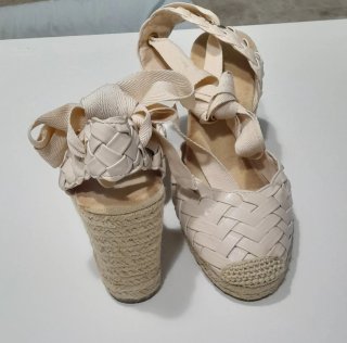 Zapatos de esparto beige con lazo