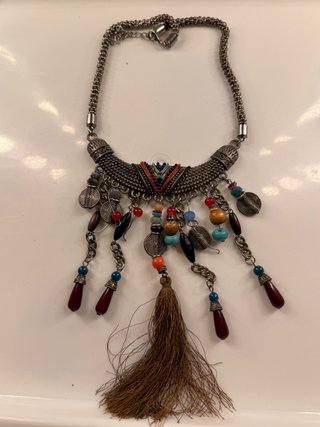 Collar vintage con abalorios y borla