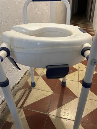 Silla de baño regulable sin respaldo