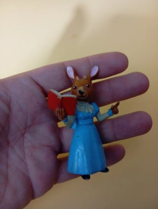 Figura profesora Aldea del Arce