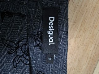 Falda Desigual gris tableada con flores