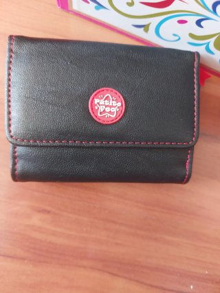 Billetera negra con adornos para coleccionista
