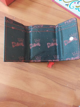 Billetera negra con adornos para coleccionista