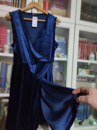 Vestido azul tirantas por encima de las rodillas