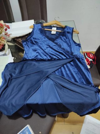 Vestido azul tirantas por encima de las rodillas
