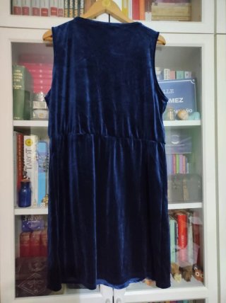 Vestido azul tirantas por encima de las rodillas