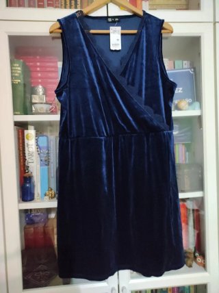 Vestido azul tirantas por encima de las rodillas