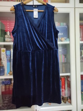 Vestido azul tirantas por encima de las rodillas