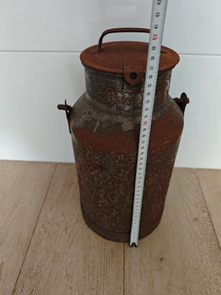 Lechera antigua de hierro